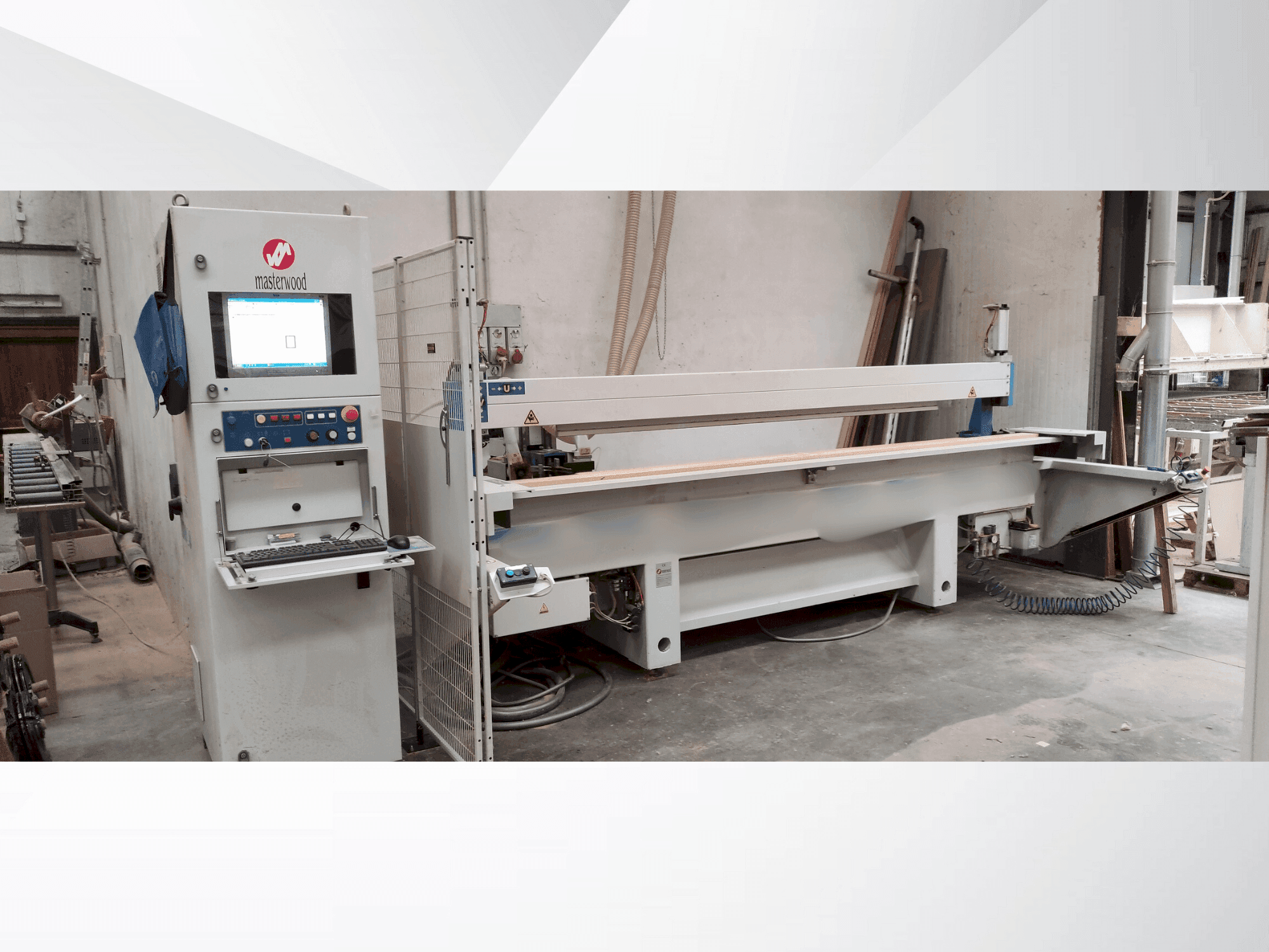 Vista frontal de la máquina MASTERWOOD OM B1 CN3KF
