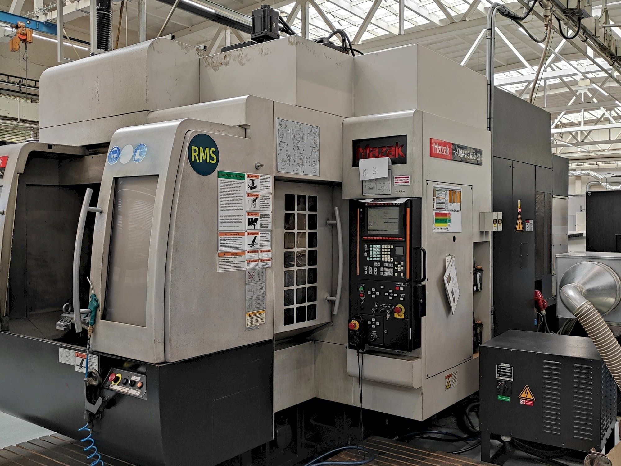 Vista frontal de la máquina Mazak Variaxis 630-5X
