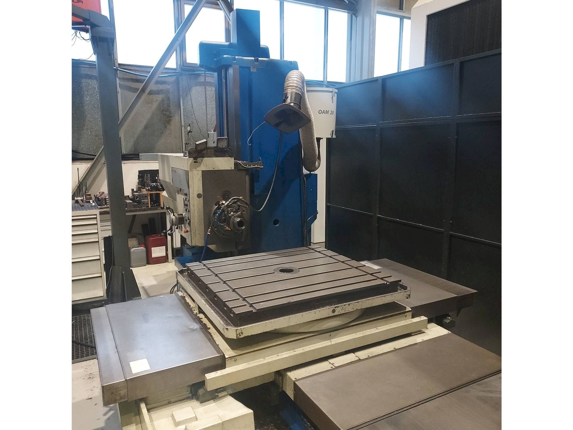 Vista frontal de la máquina TOS WH 10 CNC