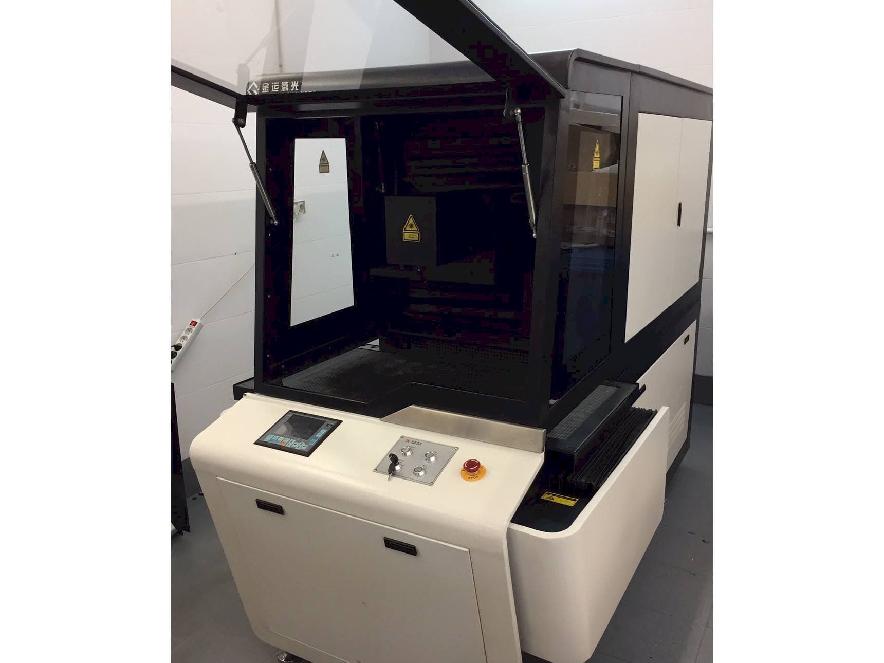 Vista frontal de la máquina Golden Laser