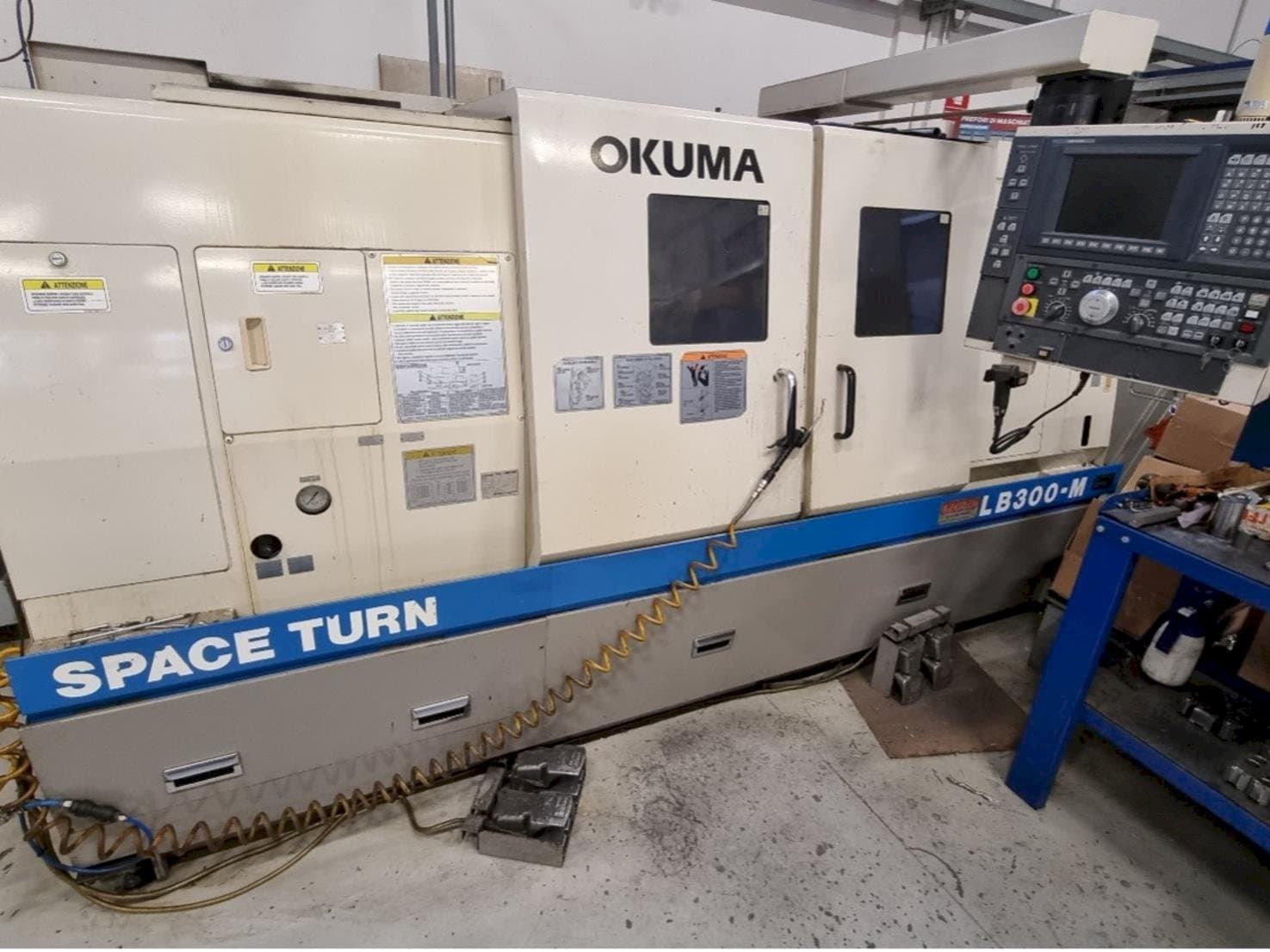Vista frontal de la máquina Okuma LB 300M