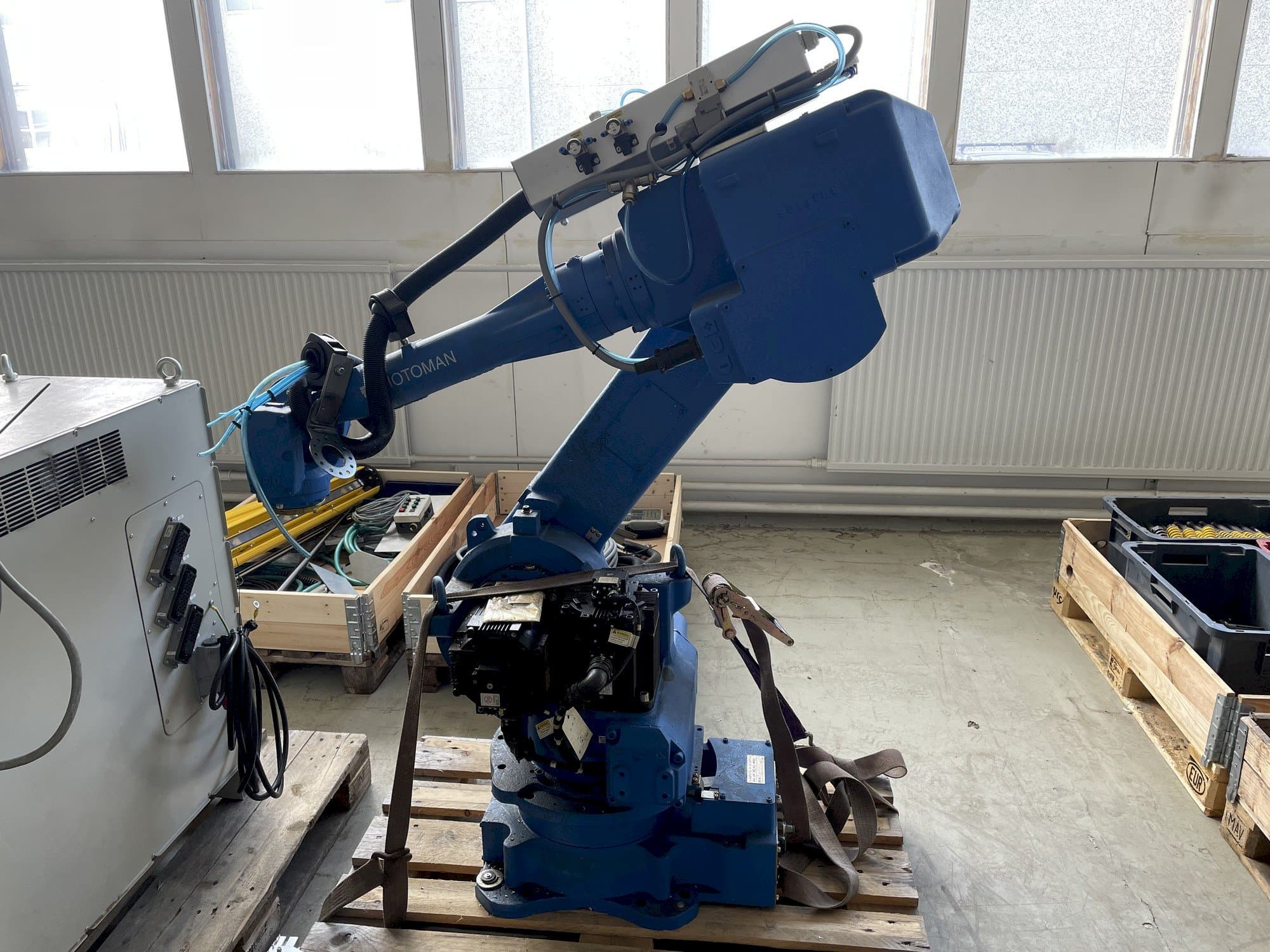 Vista frontal de la máquina MOTOMAN NX100 80KG