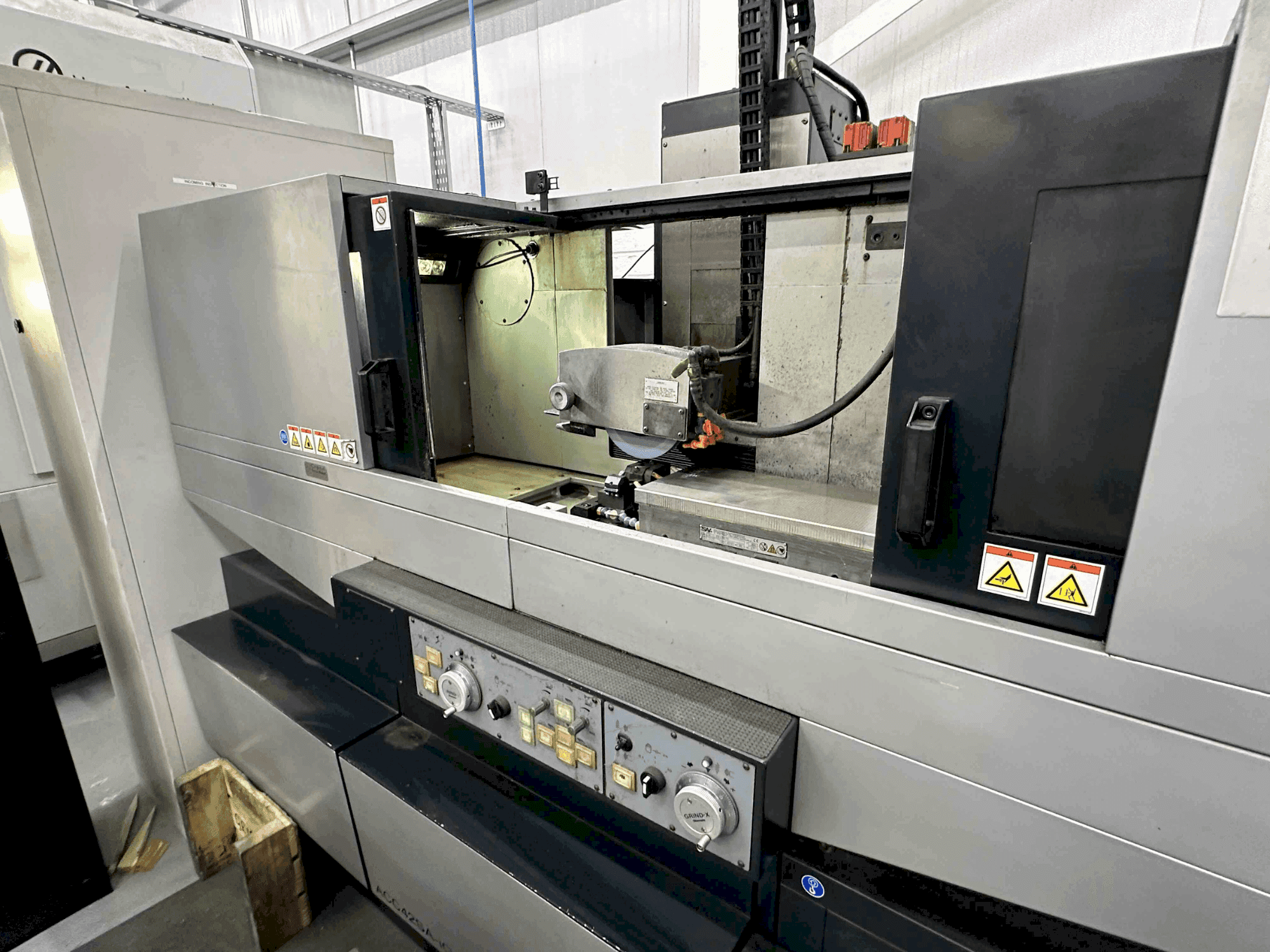 Vista frontal de la máquina OKAMOTO Grind-X ACC 42SAiQ