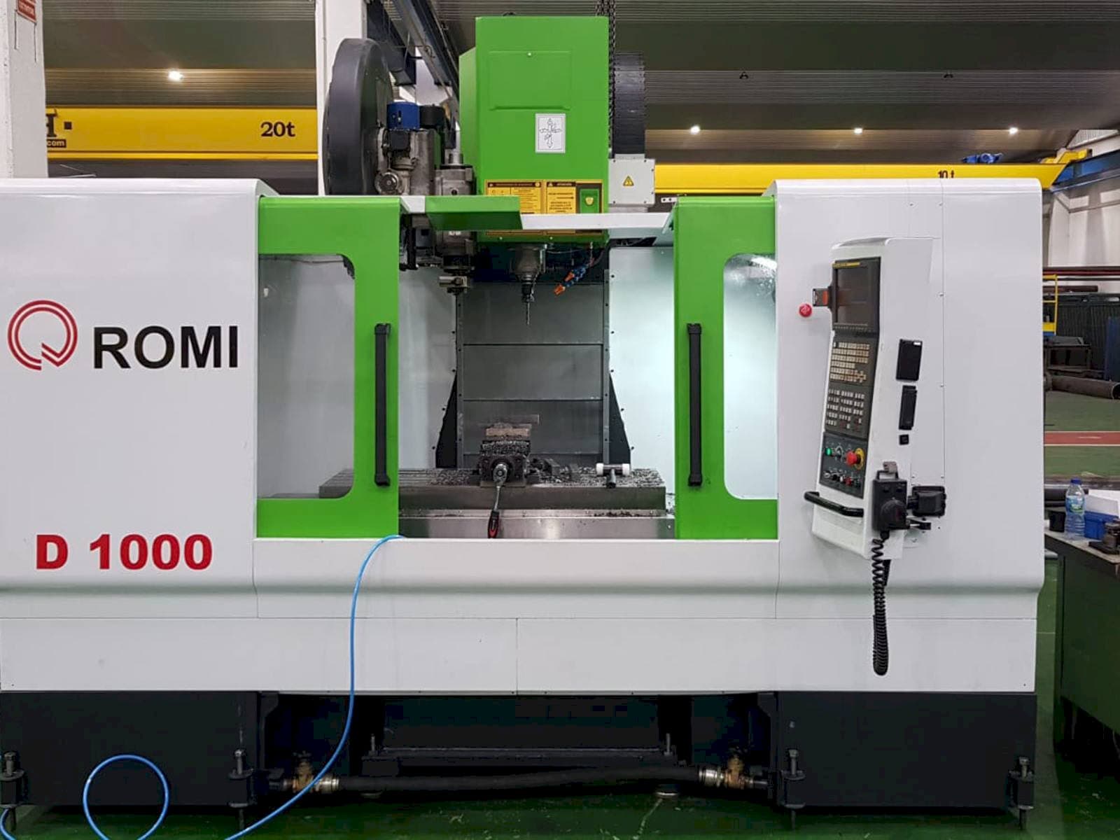 Vista frontal de la máquina Romi D 1000