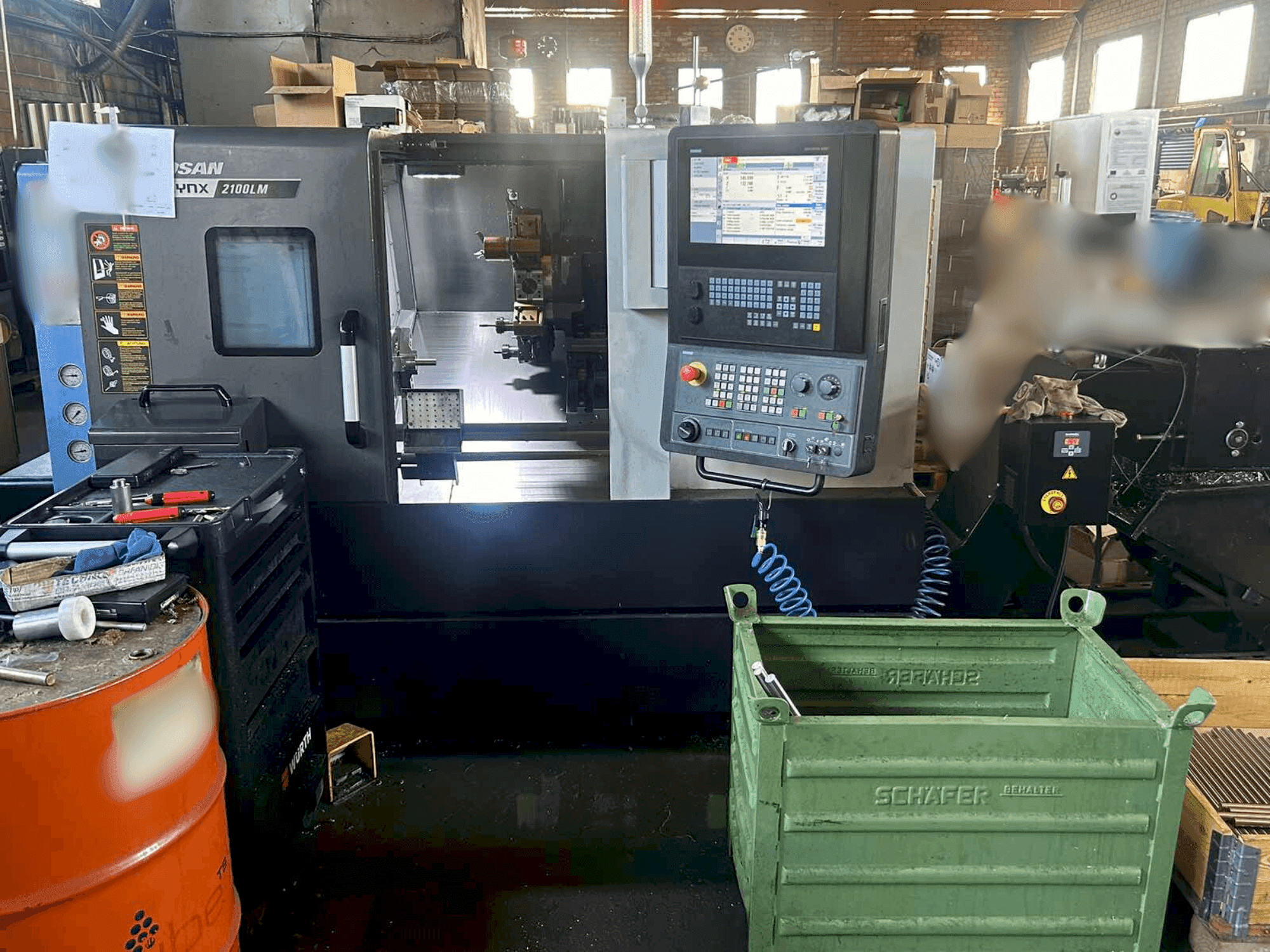 Vista frontal de la máquina DOOSAN LYNX 2100 LMB