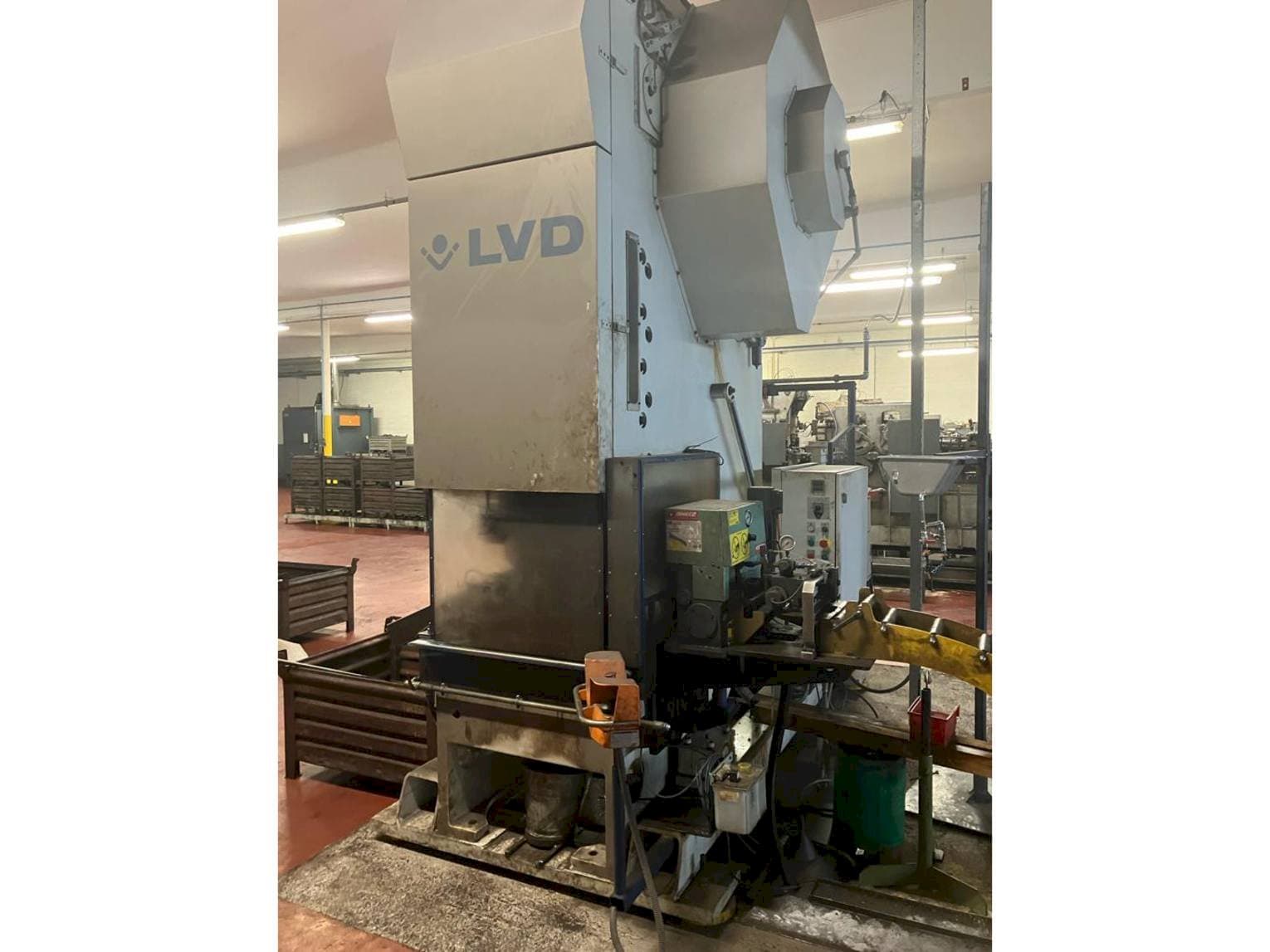 Vista frontal de la máquina LVD DVDF 160T