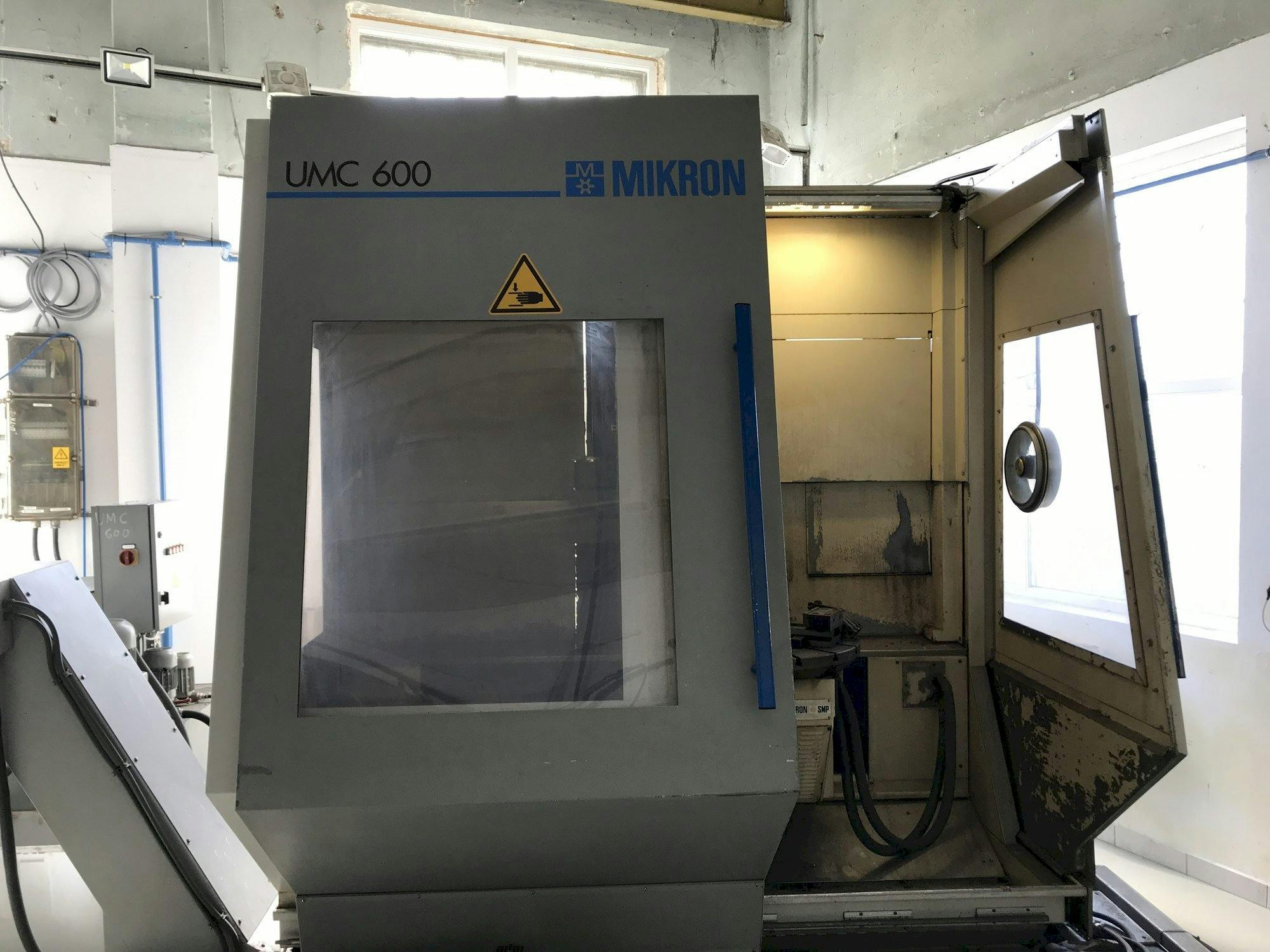 Vista frontal de la máquina MIKRON UMC 600