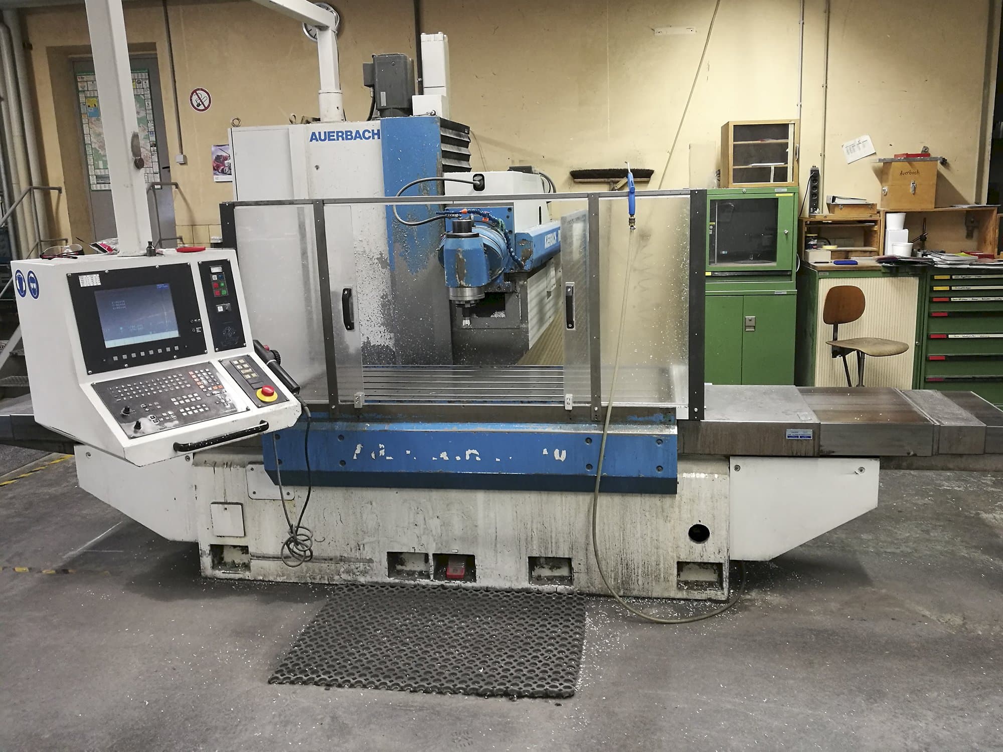 Vista frontal de la máquina Auerbach FBE 1500