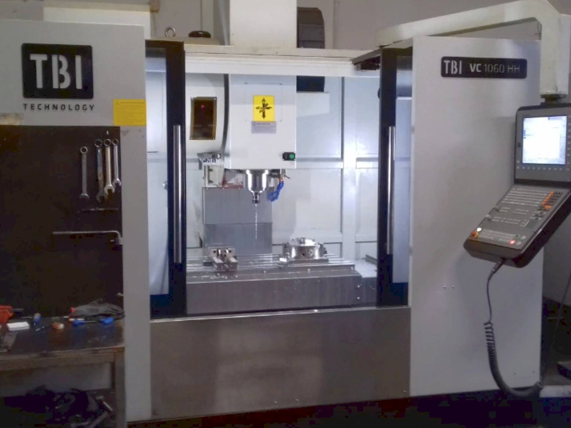 Vista frontal de la máquina TBI VC 1060 HH