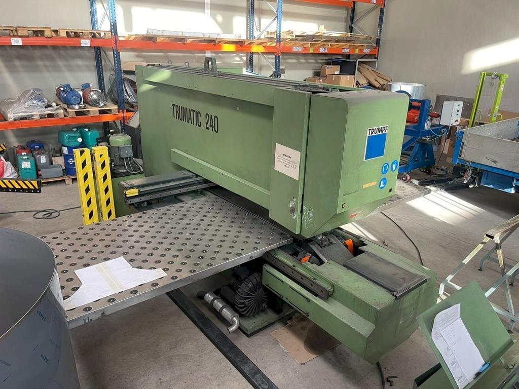 Vista frontal de la máquina Trumpf TRUMATIC 240