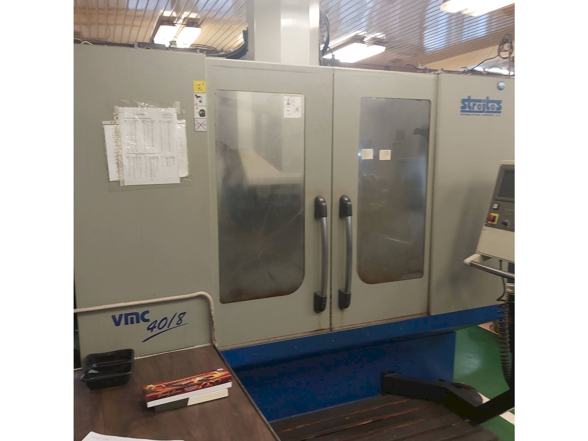 Vista frontal de la máquina Strojtos  VMC 40/8