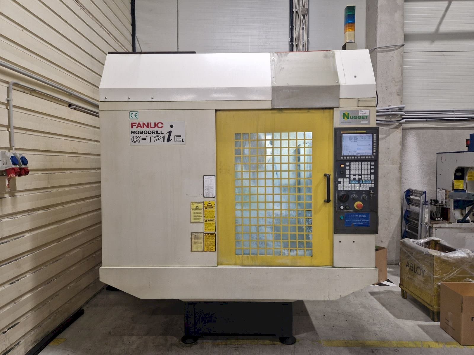 Vista frontal de la máquina FANUC Robodrill a-T21iEL