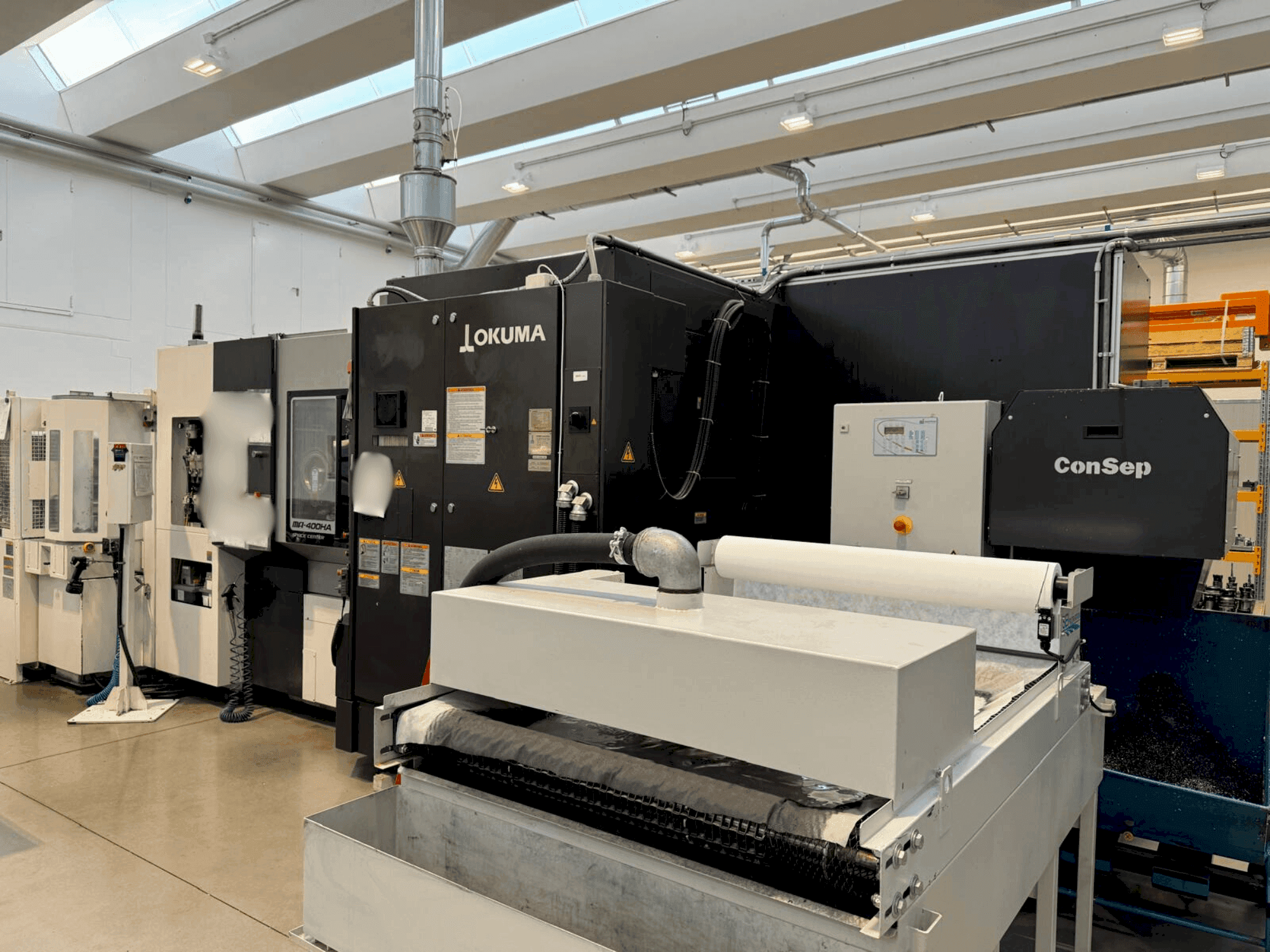 Vista frontal de la máquina Okuma MA-400HA