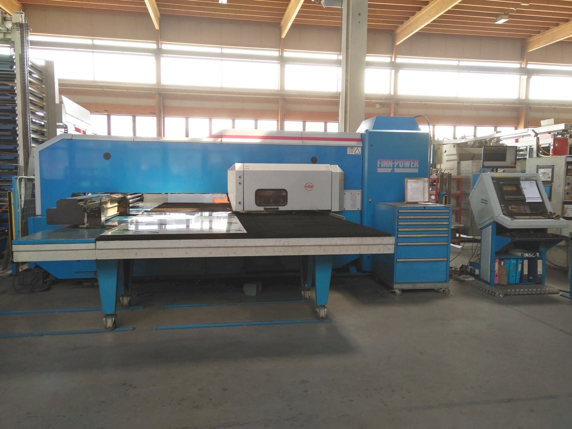 Vista frontal de la máquina Finn-Power A5-20SB