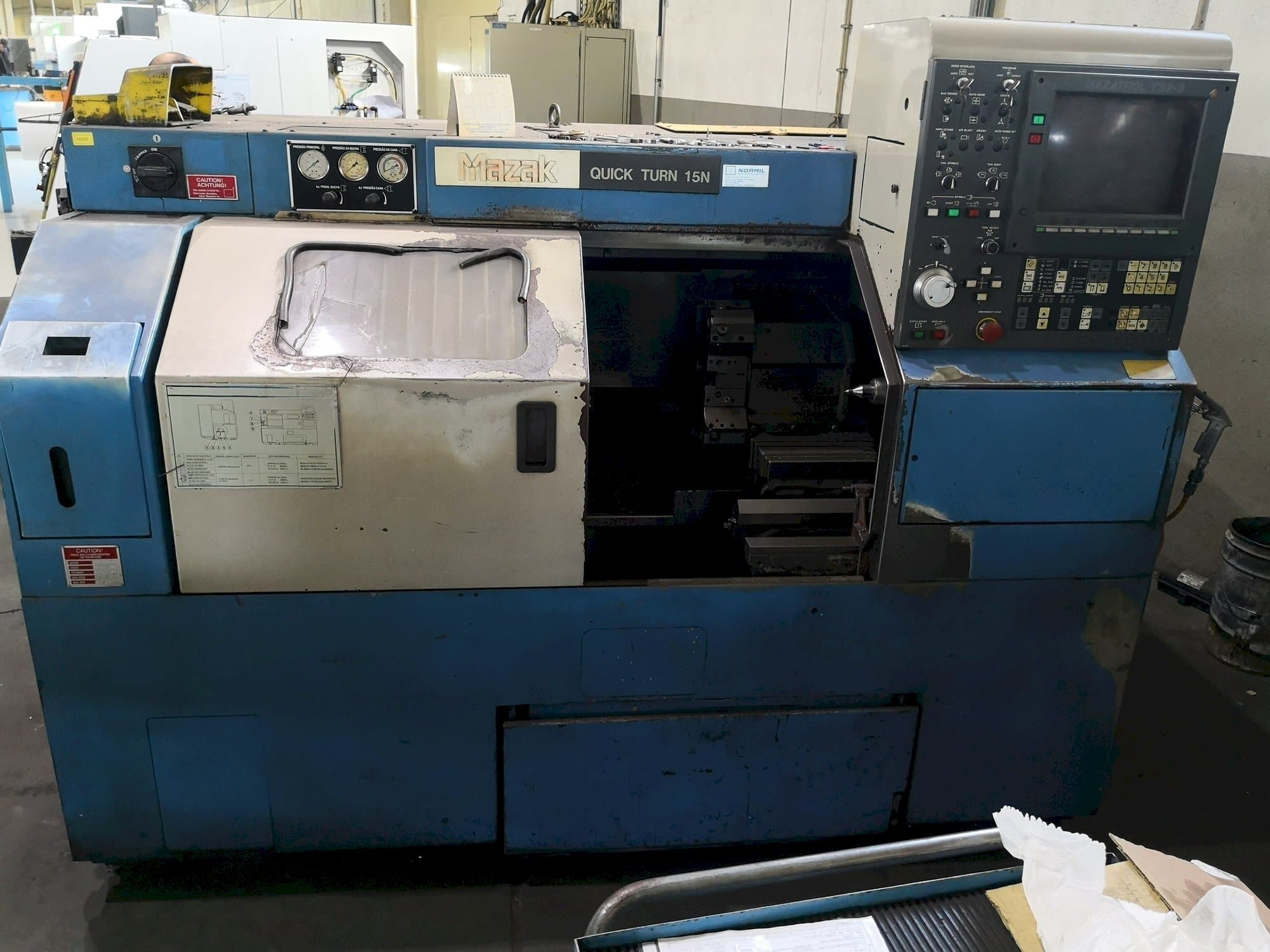 Vista frontal de la máquina Mazak Quick Turn 15N