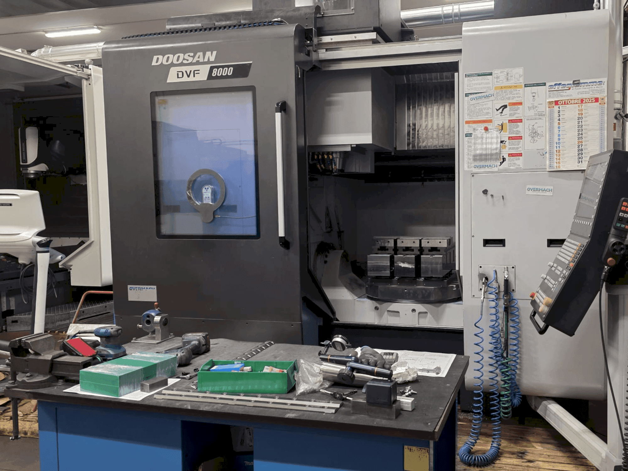 Vista frontal de la máquina DOOSAN DVF 8000