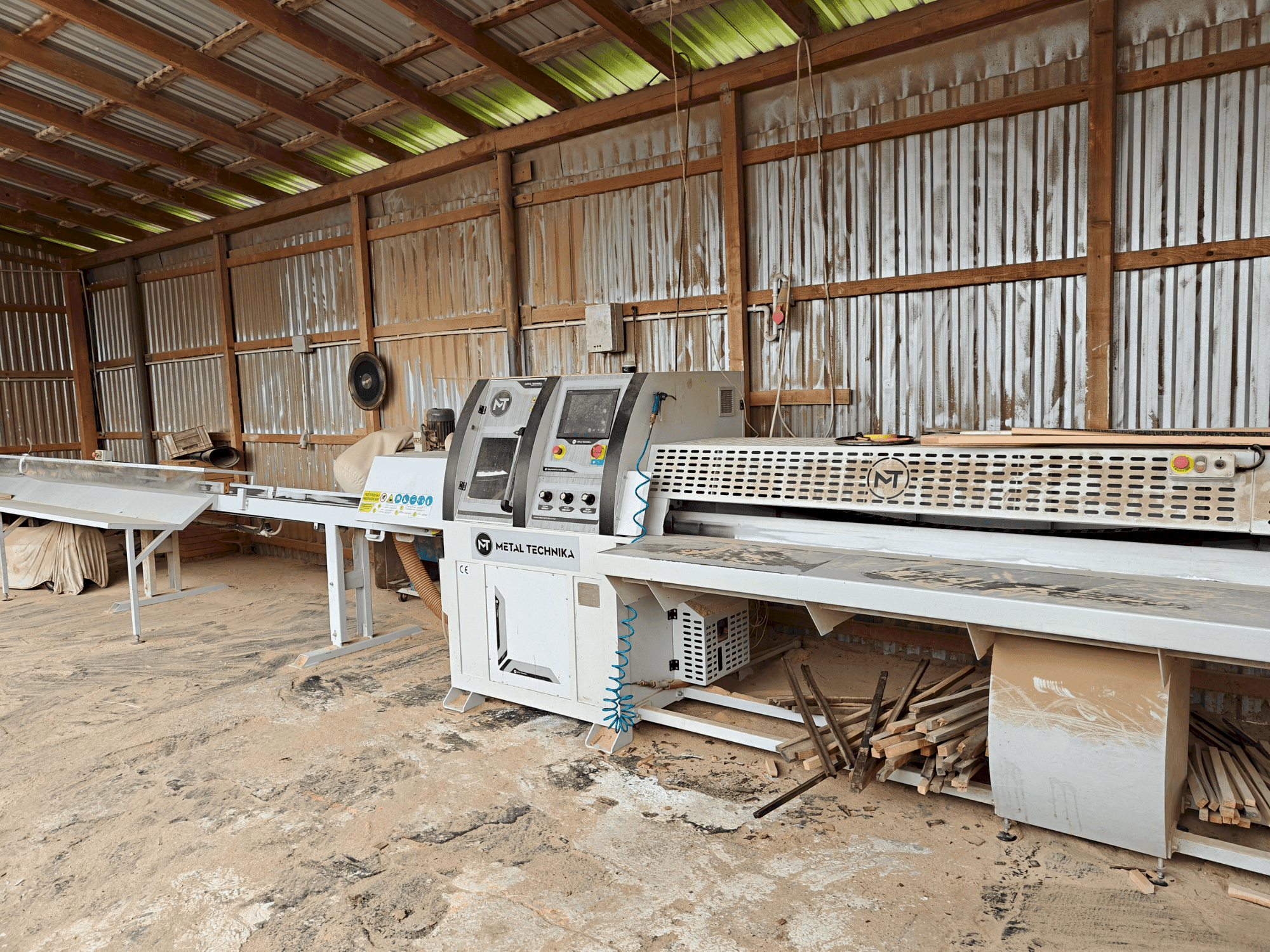 Vista frontal de la máquina METAL TECHNIKA OWD-1600