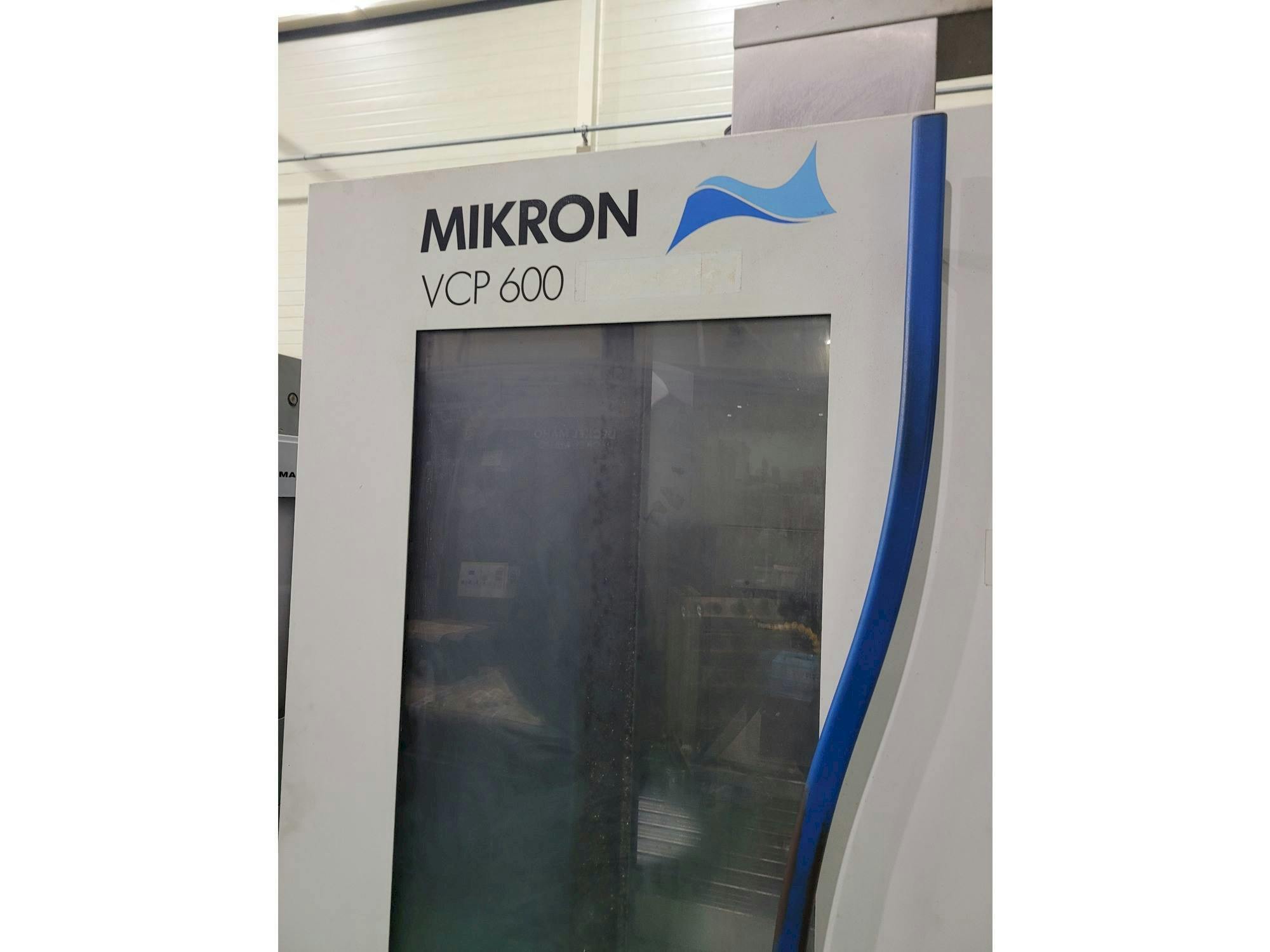 Vista frontal de la máquina MIKRON VCP 600