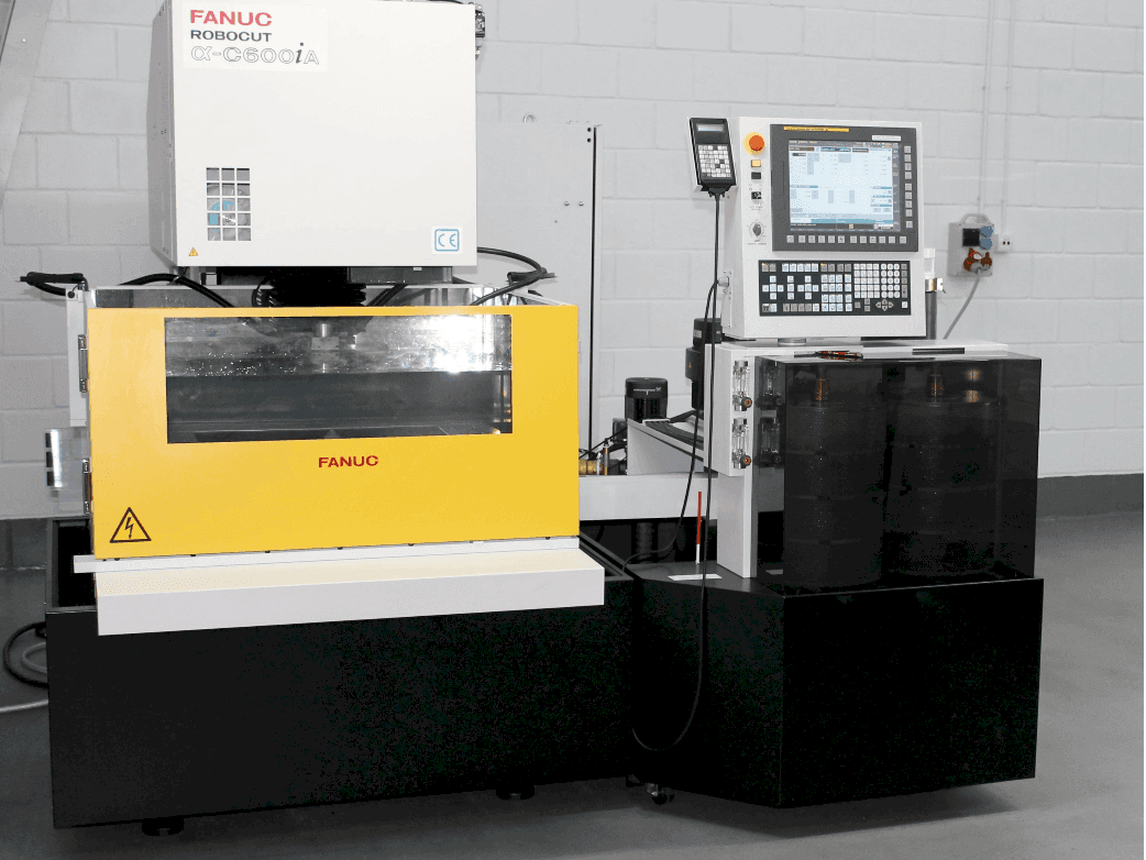 Vista frontal de la máquina FANUC RoboCut Alfa C600iA