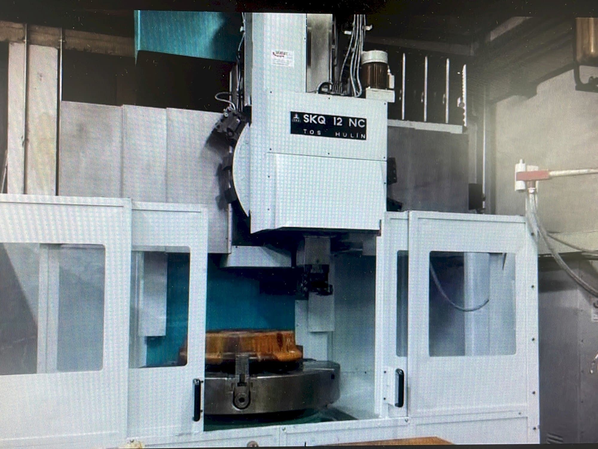 Vista frontal de la máquina TOS SKQ 12 NC