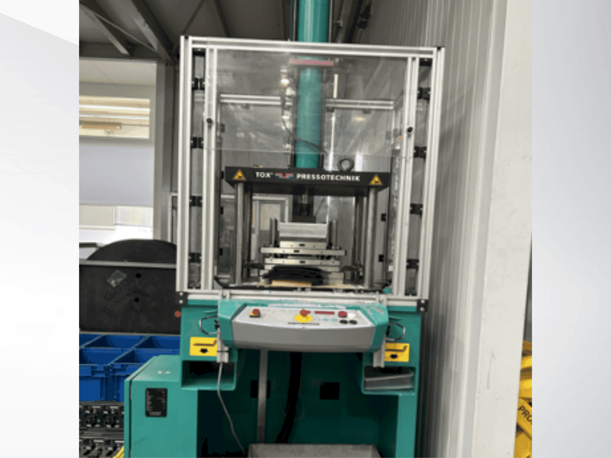 Vista frontal de la máquina TOX MAG 008.261.A.001