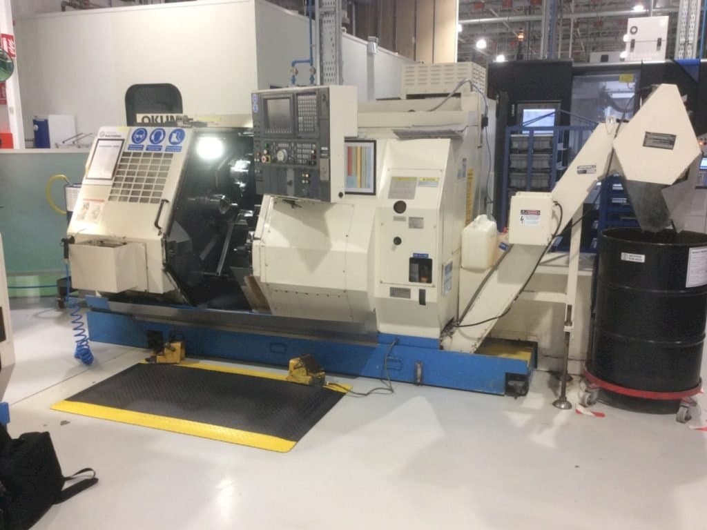 Vista frontal de la máquina Okuma LT 10