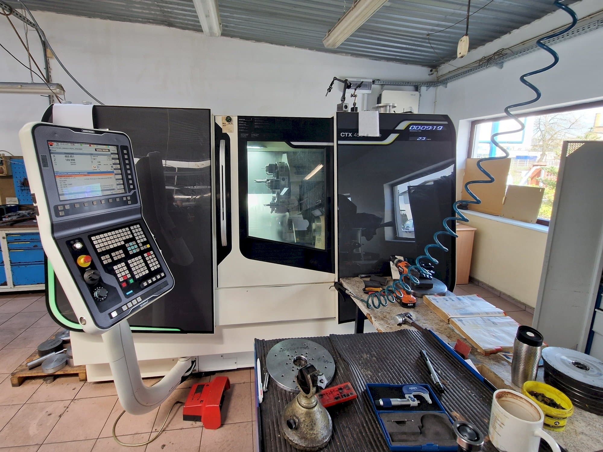 Vista frontal de la máquina DMG MORI CTX 450 ecoline