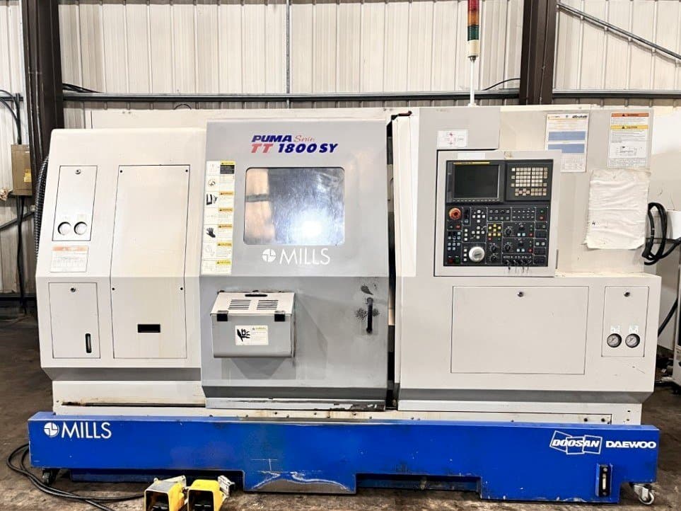 Vista frontal de la máquina Doosan TT1800SY