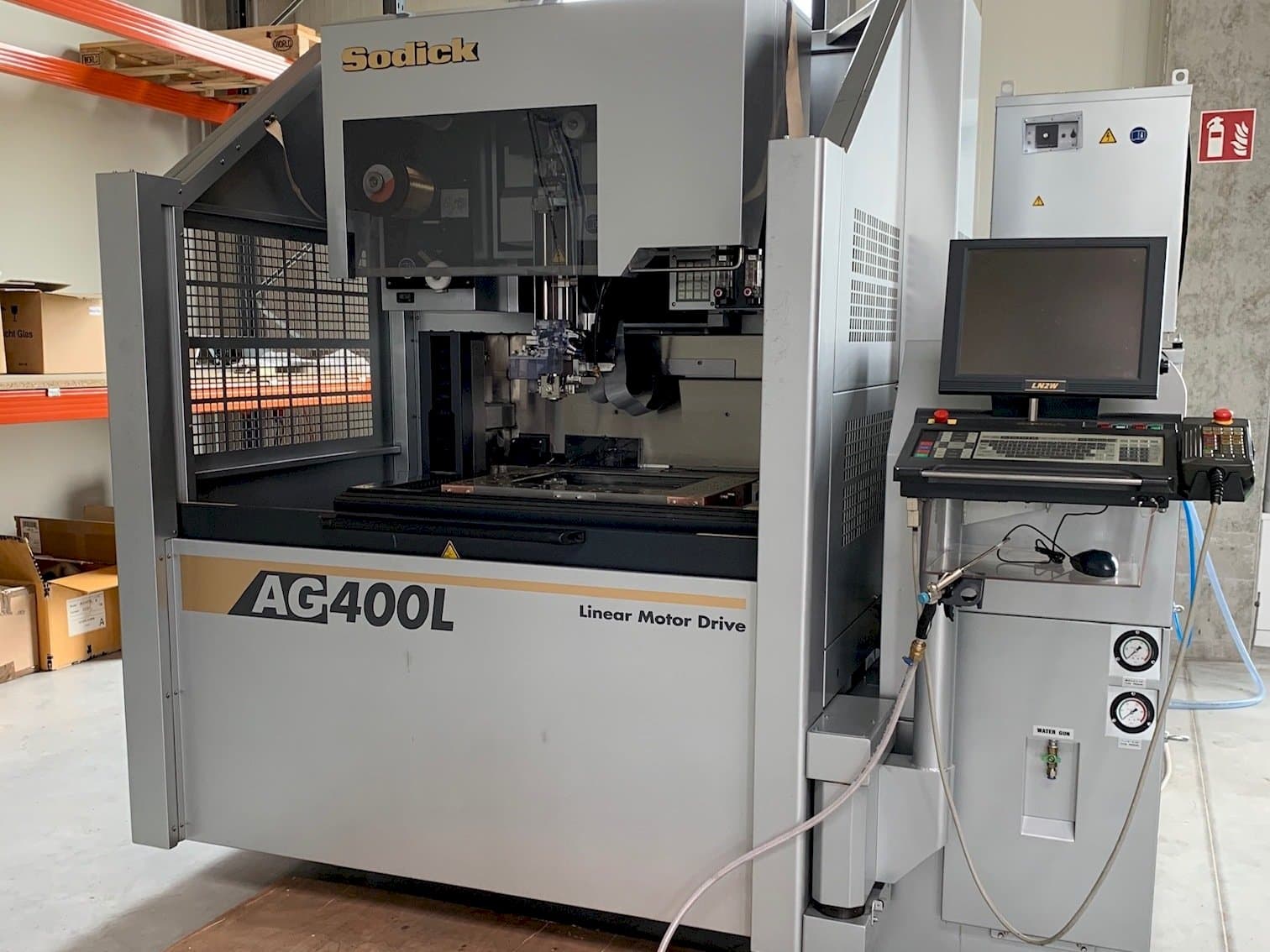 Vista frontal de la máquina Sodick AG400L