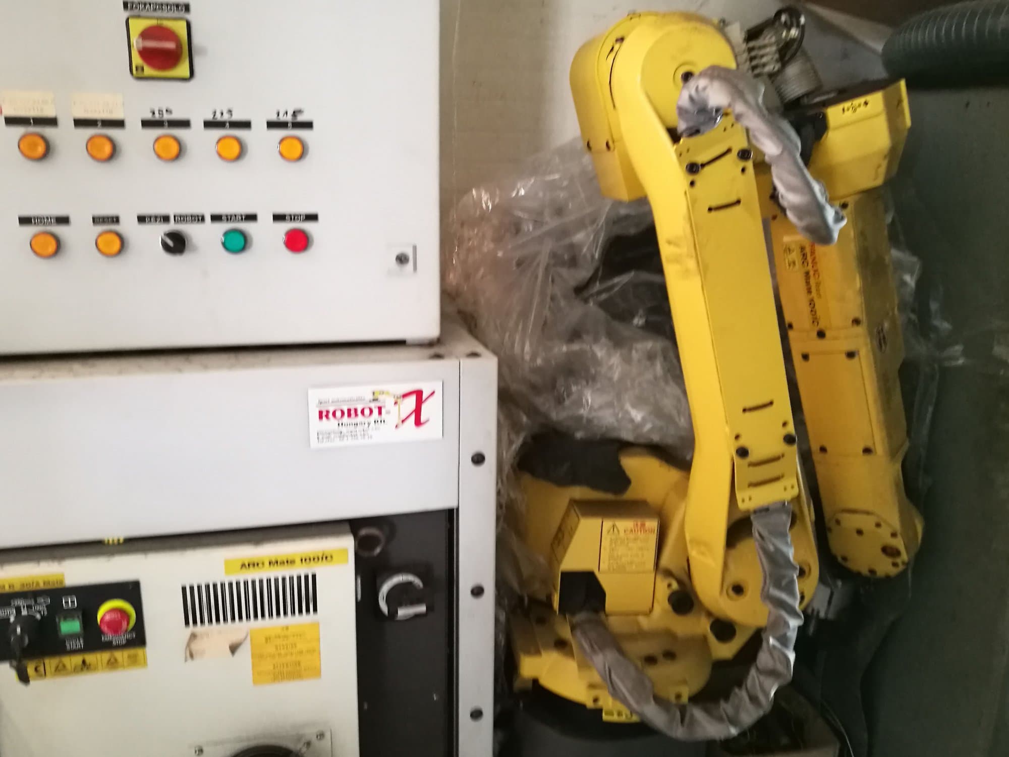 Vista frontal de la máquina FANUC ARC Mate 100iC