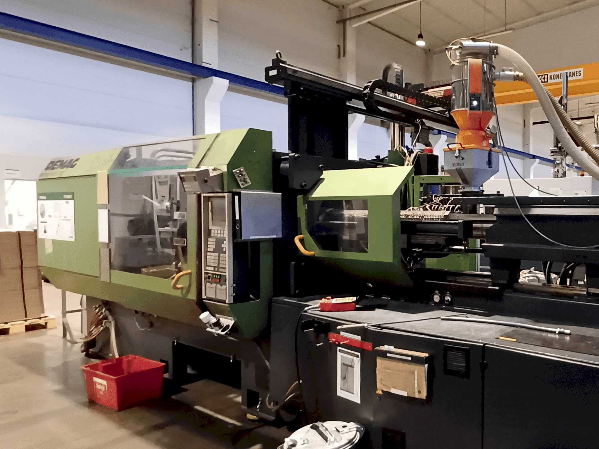 Vista frontal de la máquina DEMAG ERGOTECH 4200-2300