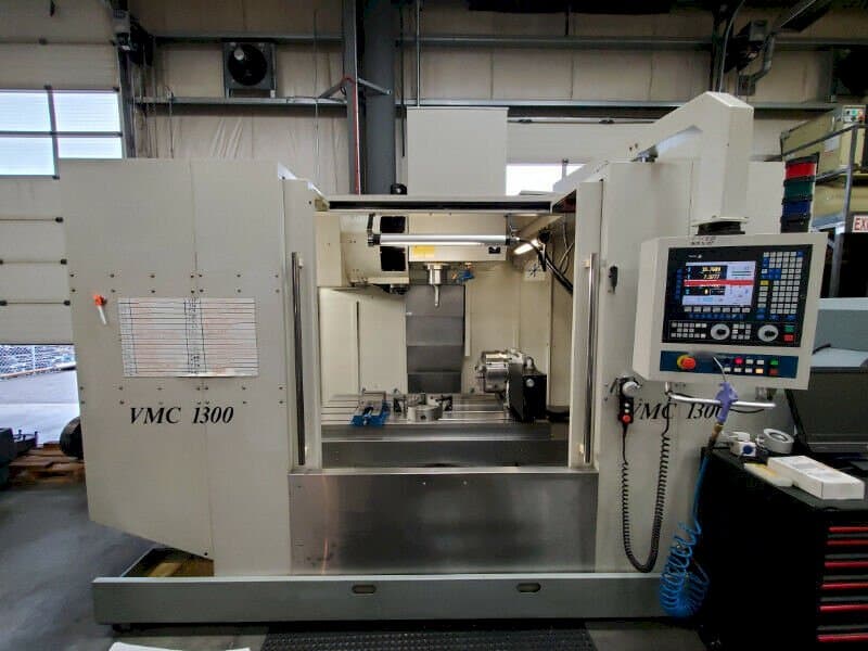 Vista frontal de la máquina Modern Microcut VMC 1300