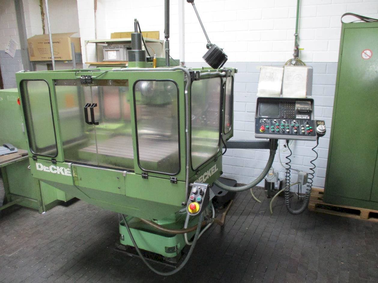 Vista frontal de la máquina DECKEL FP 3NC