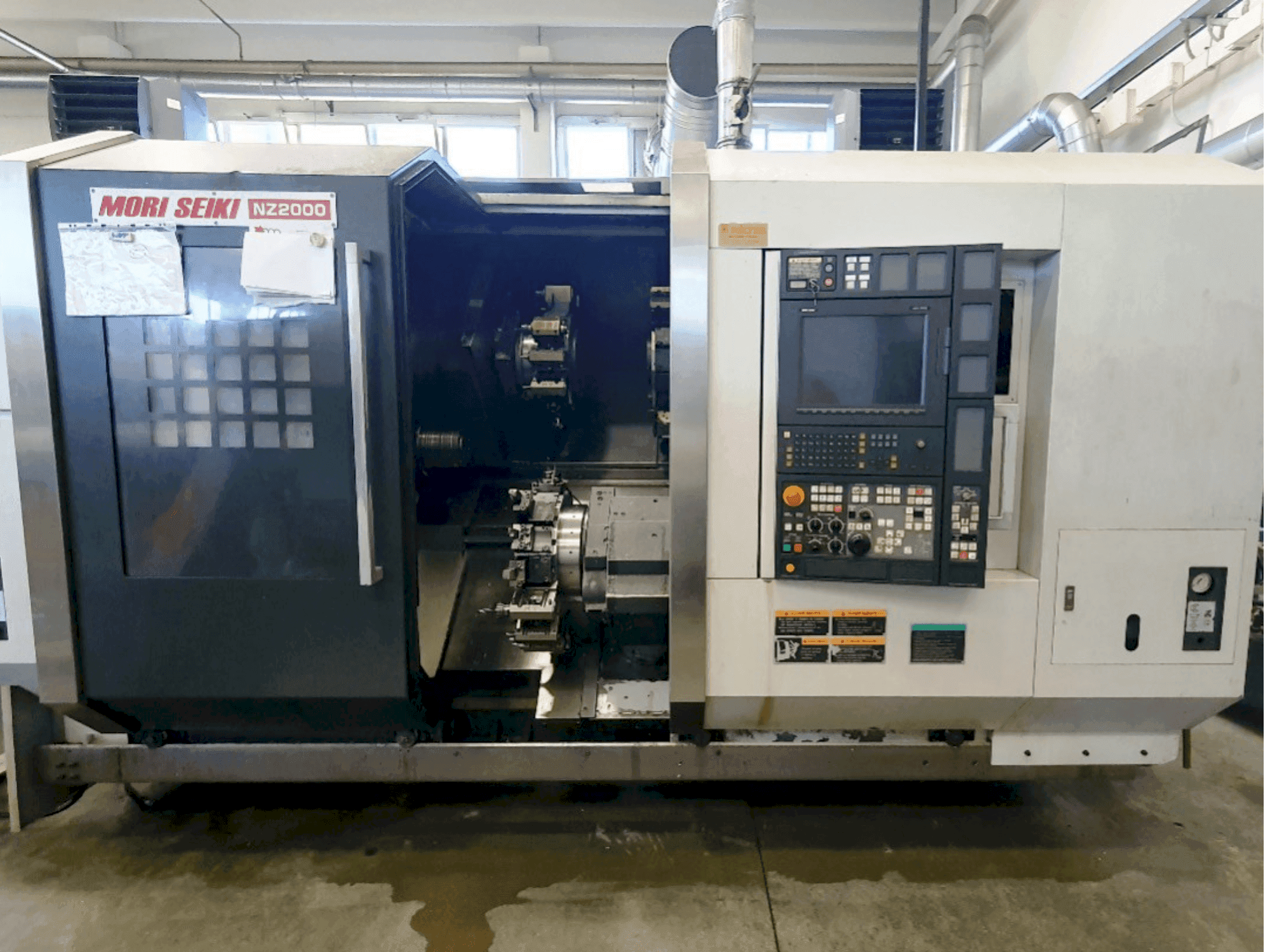 Vista frontal de la máquina MORI SEIKI NZ2000 T3Y3