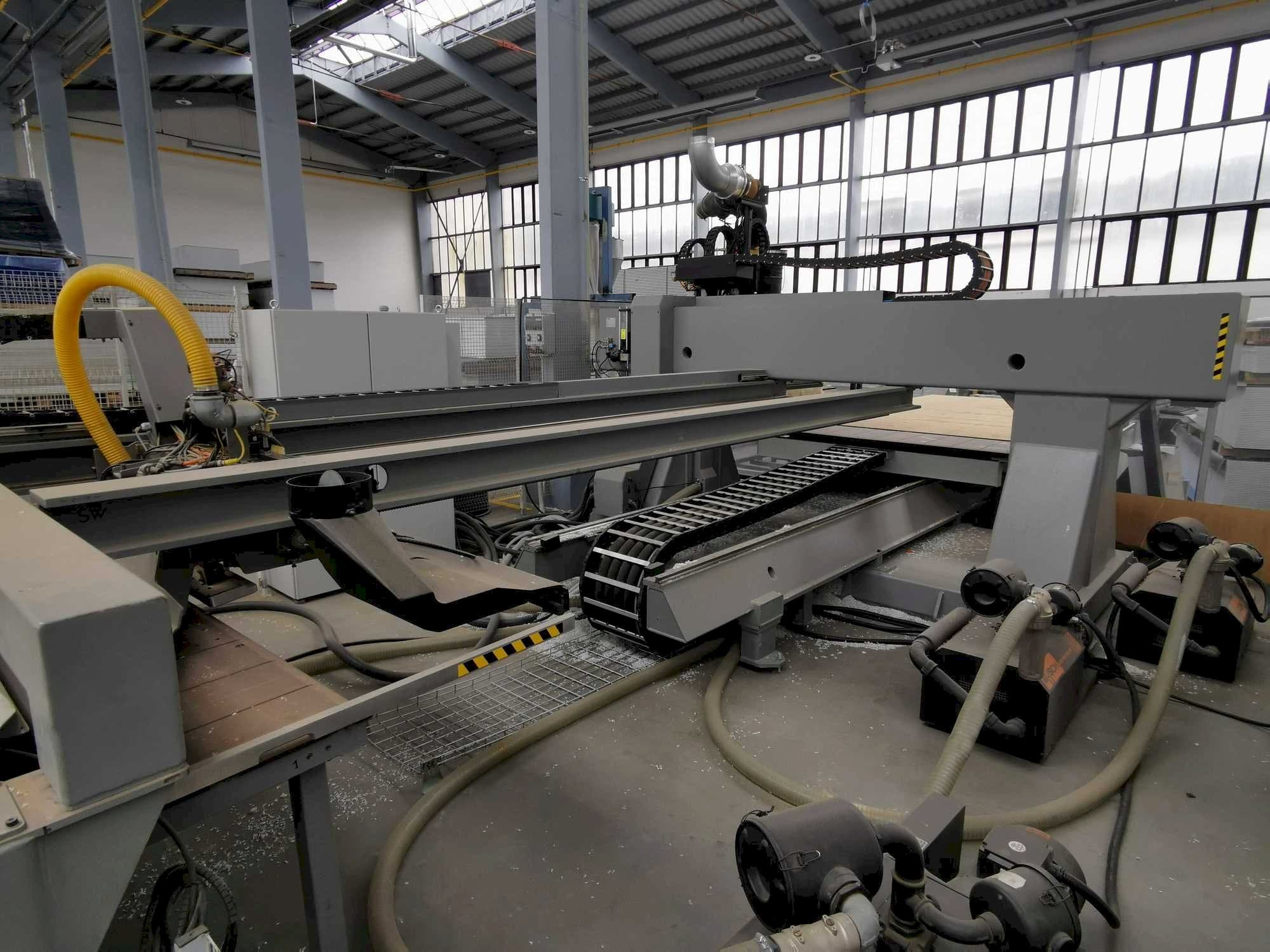 Vista frontal de la máquina BIESSE EXCEL NBC 712 X1-S