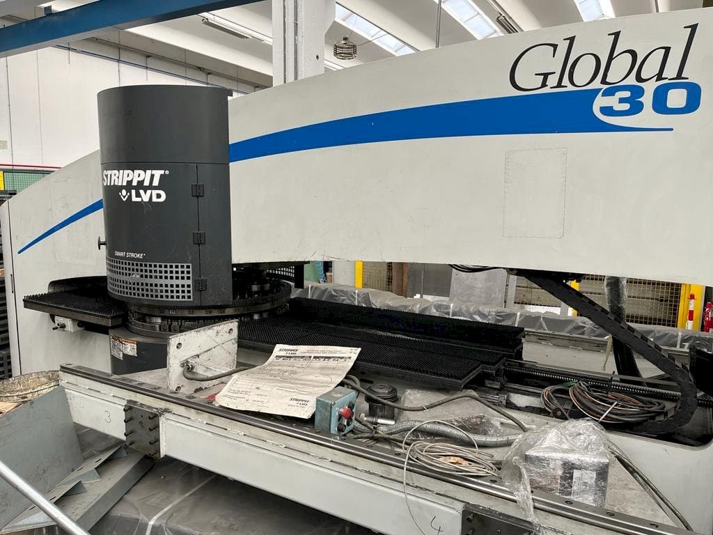 Vista frontal de la máquina LVD Strippit Global 30 1525