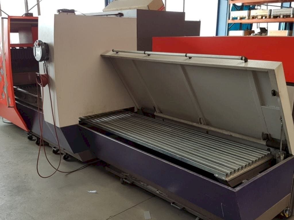 Vista frontal de la máquina Bystronic Byvention 3015