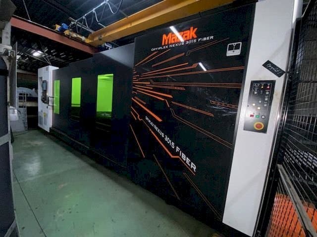 Vista frontal de la máquina Mazak Optiplex Nexus 3015