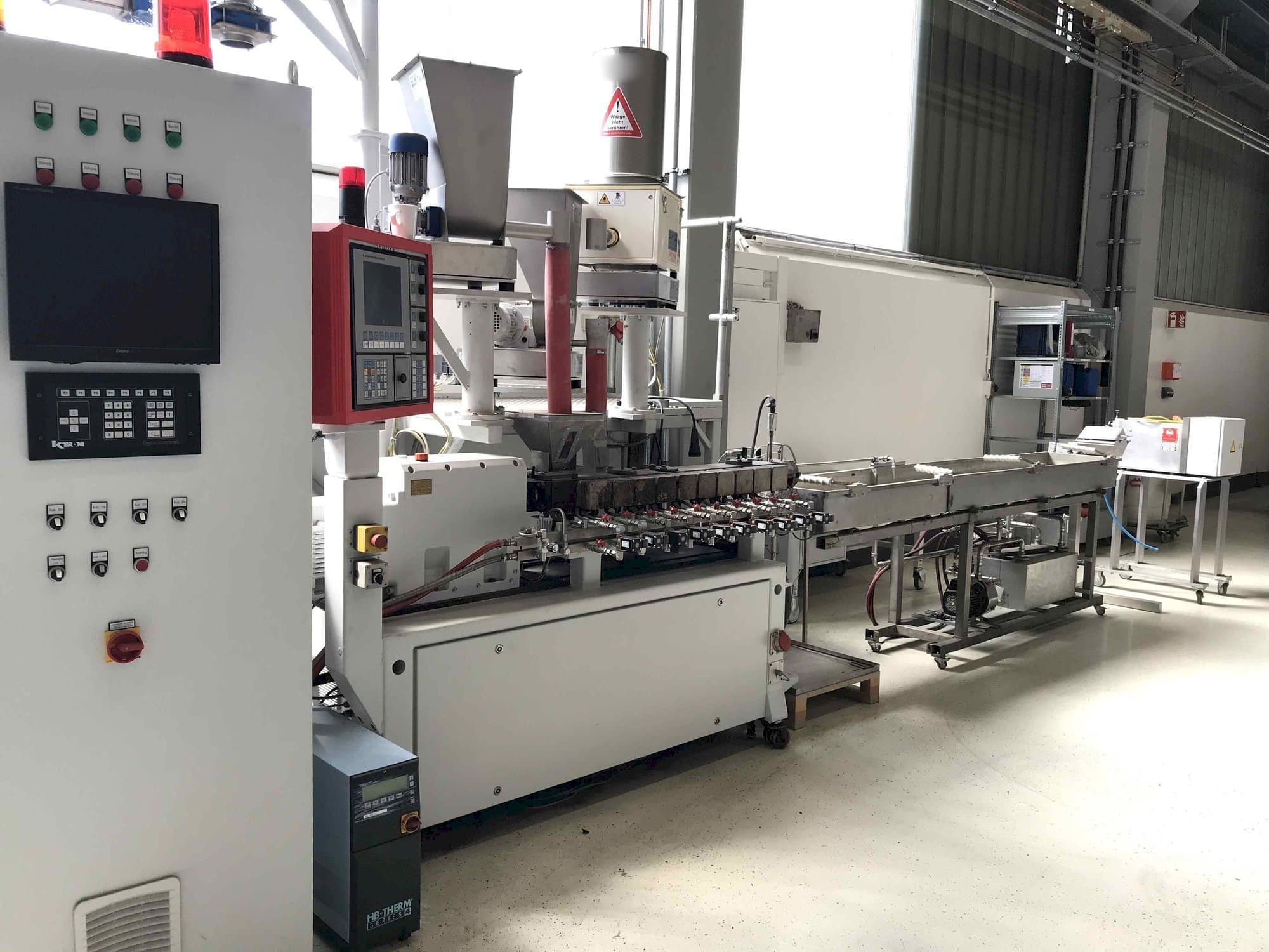 Vista frontal de la máquina Leistriz ZSE 27/GL-44D