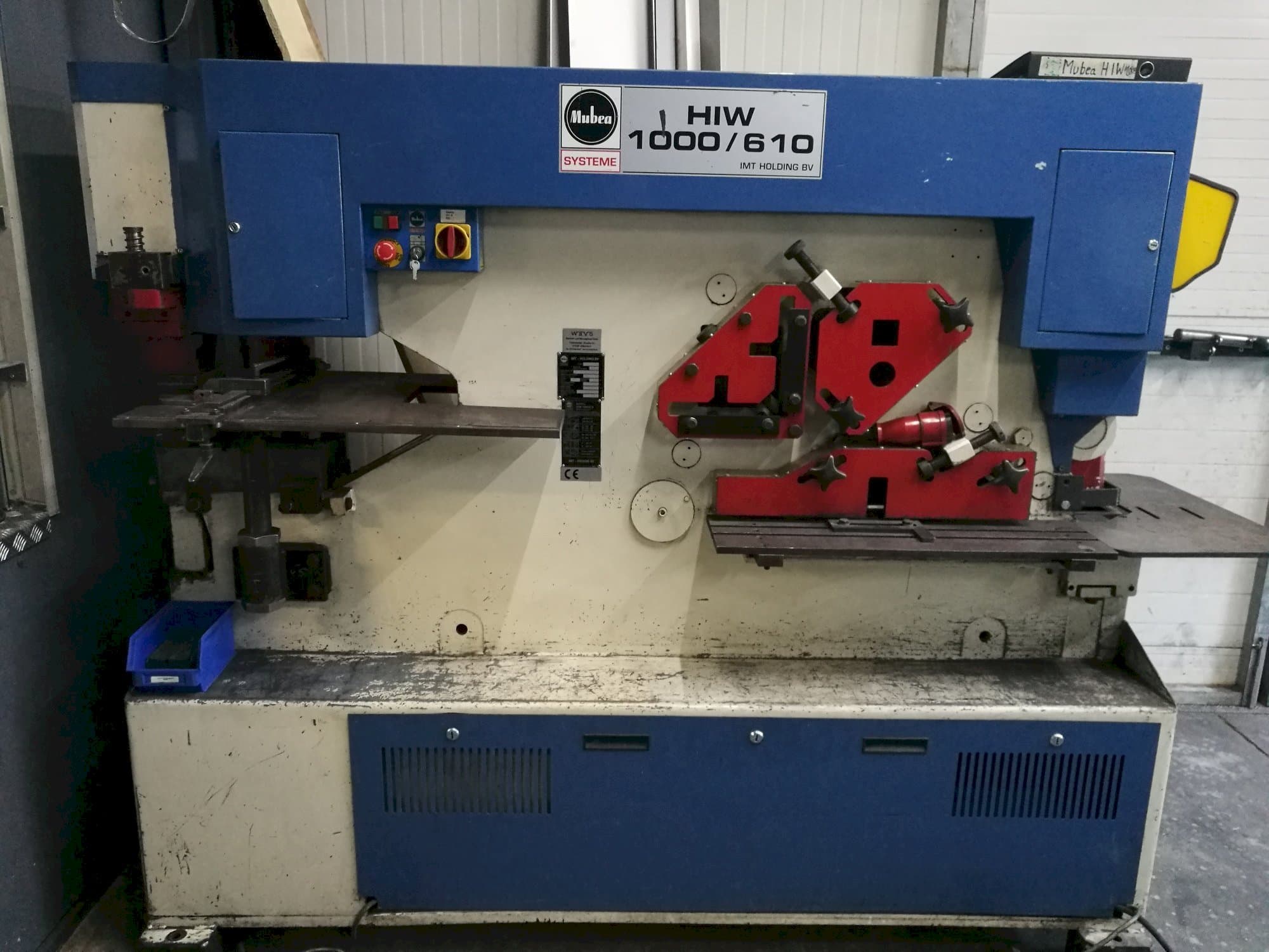 Vista frontal de la máquina Mubea HIW 1000/610