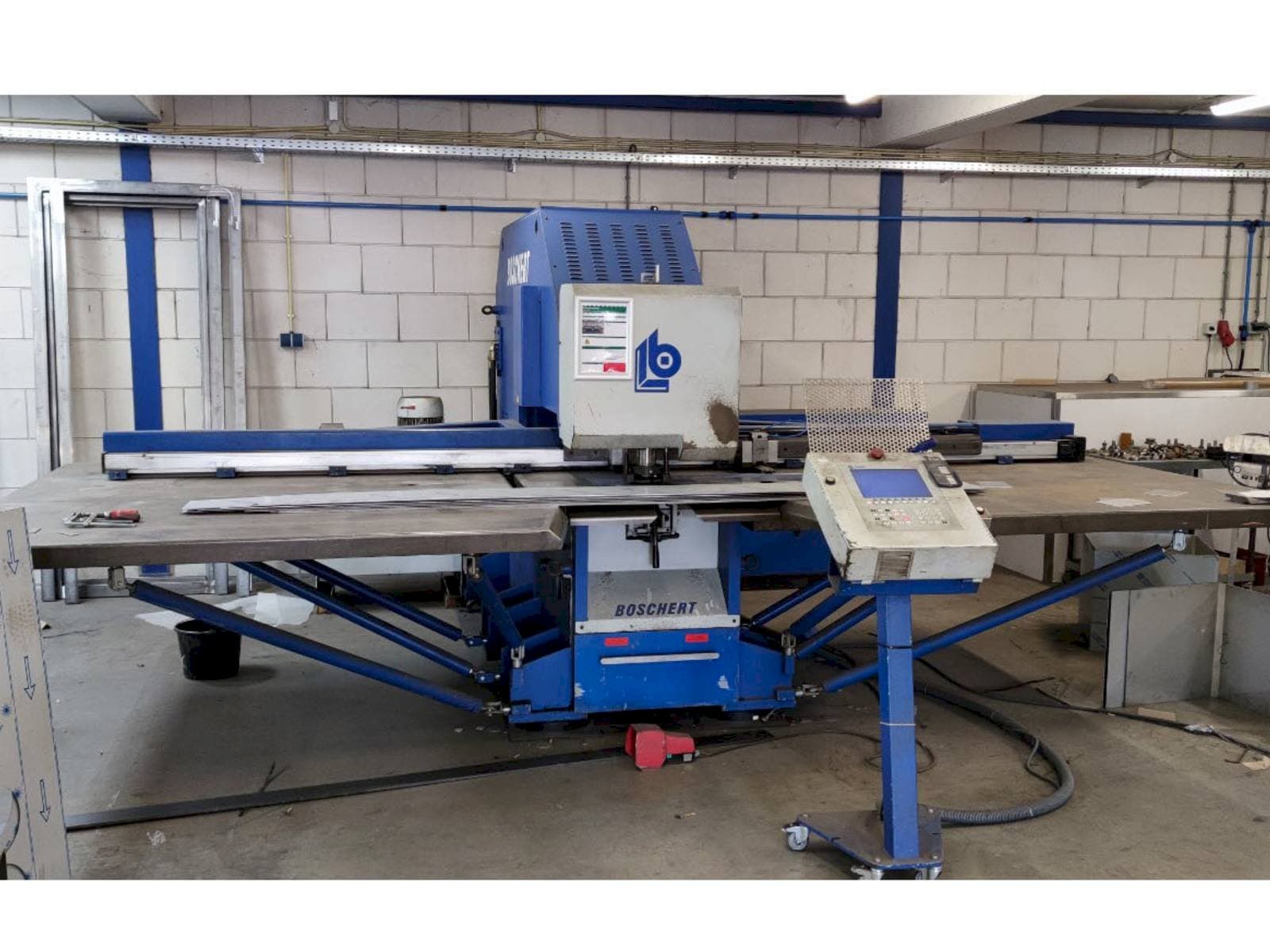 Vista frontal de la máquina Boschert EL 1000 CNC Z