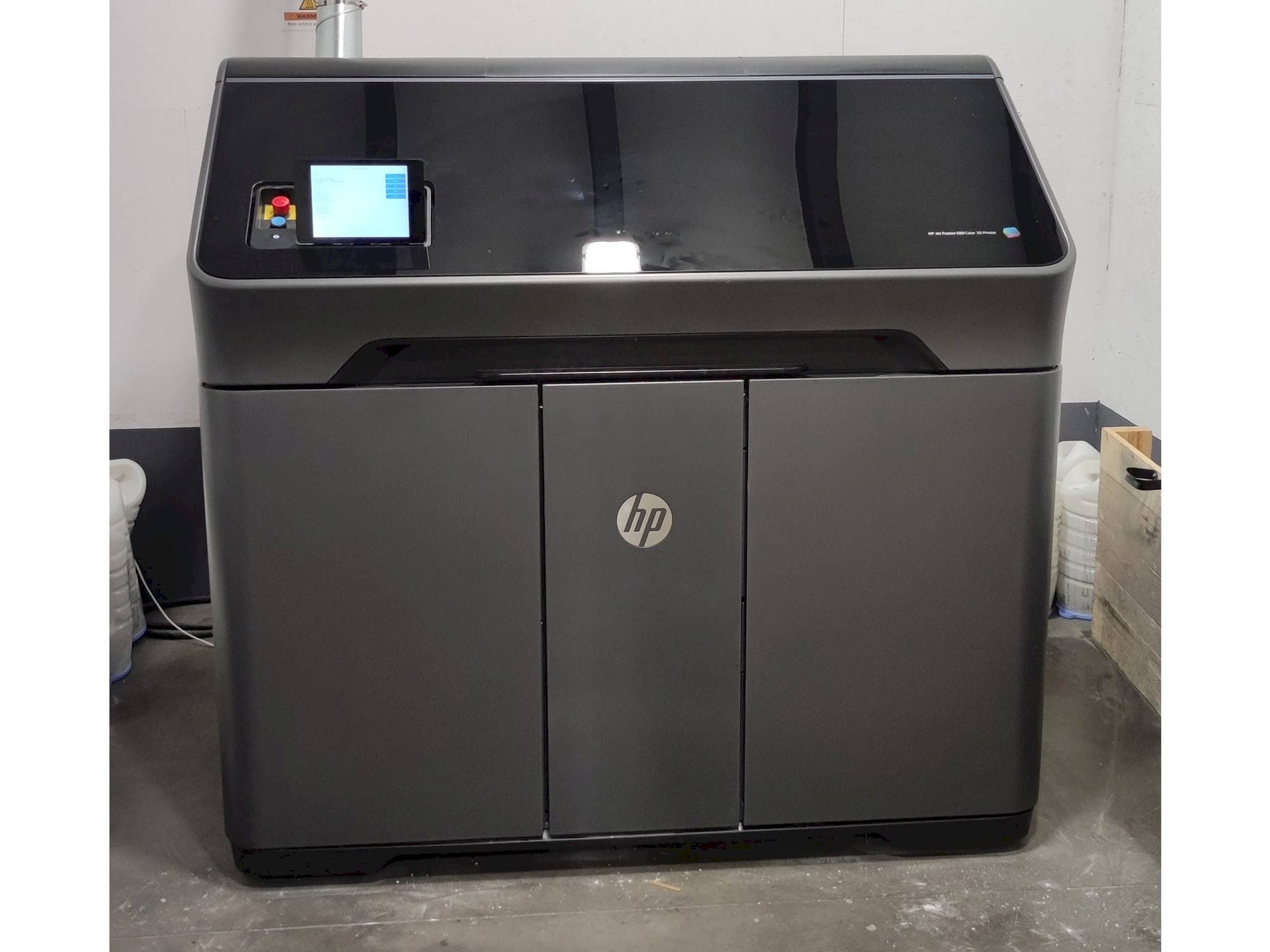 Vista frontal de la máquina HP MJF 580