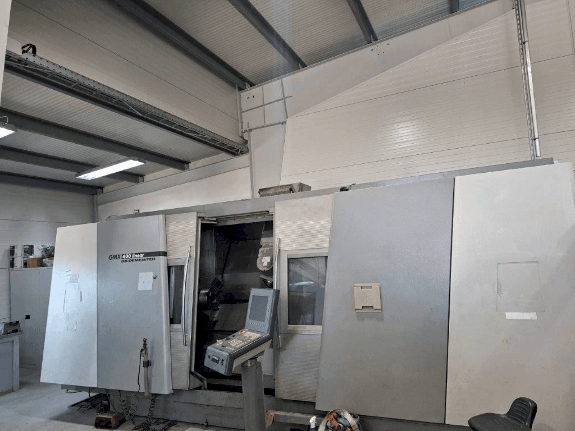 Vista frontal de la máquina DMG Gildemeister GMX 400 linear