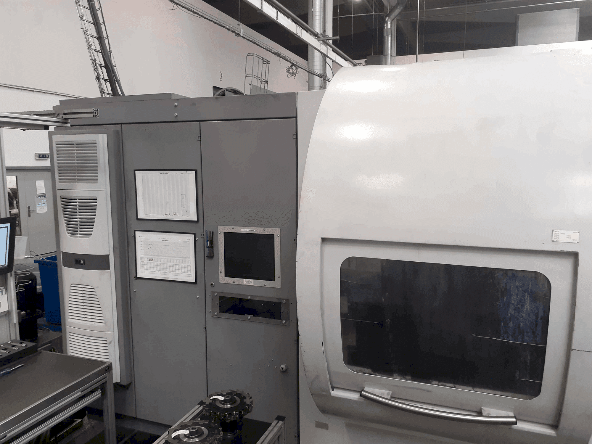 Vista frontal de la máquina DECKEL MAHO DMC 80 H