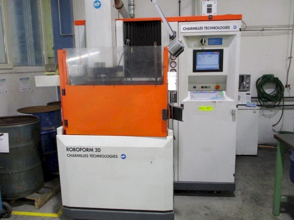 Vista frontal de la máquina AgieCharmilles Roboform 30