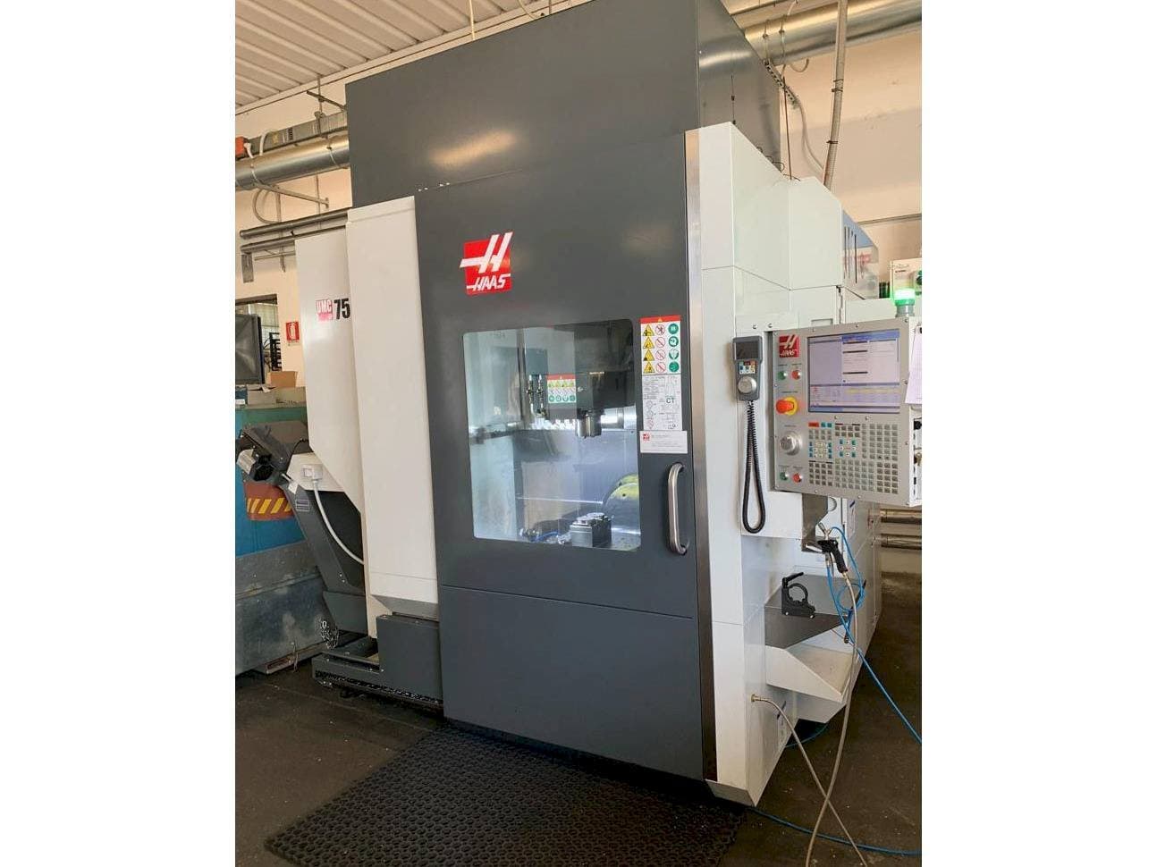 Vista frontal de la máquina HAAS UMC 750SS