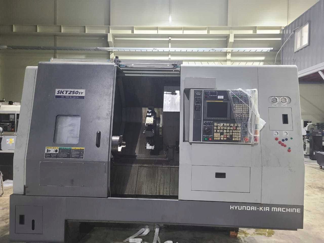 Vista frontal de la máquina Hyundai Kia SKT250SY