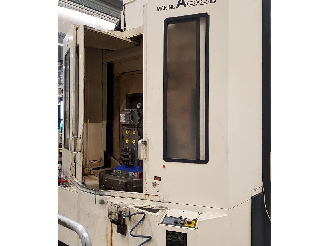 Vista frontal de la máquina Makino A88E