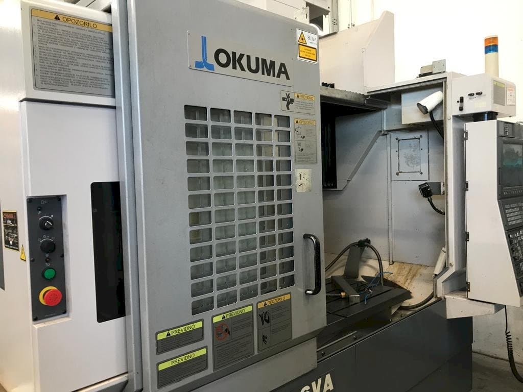 Vista frontal de la máquina Okuma MB 56 VA