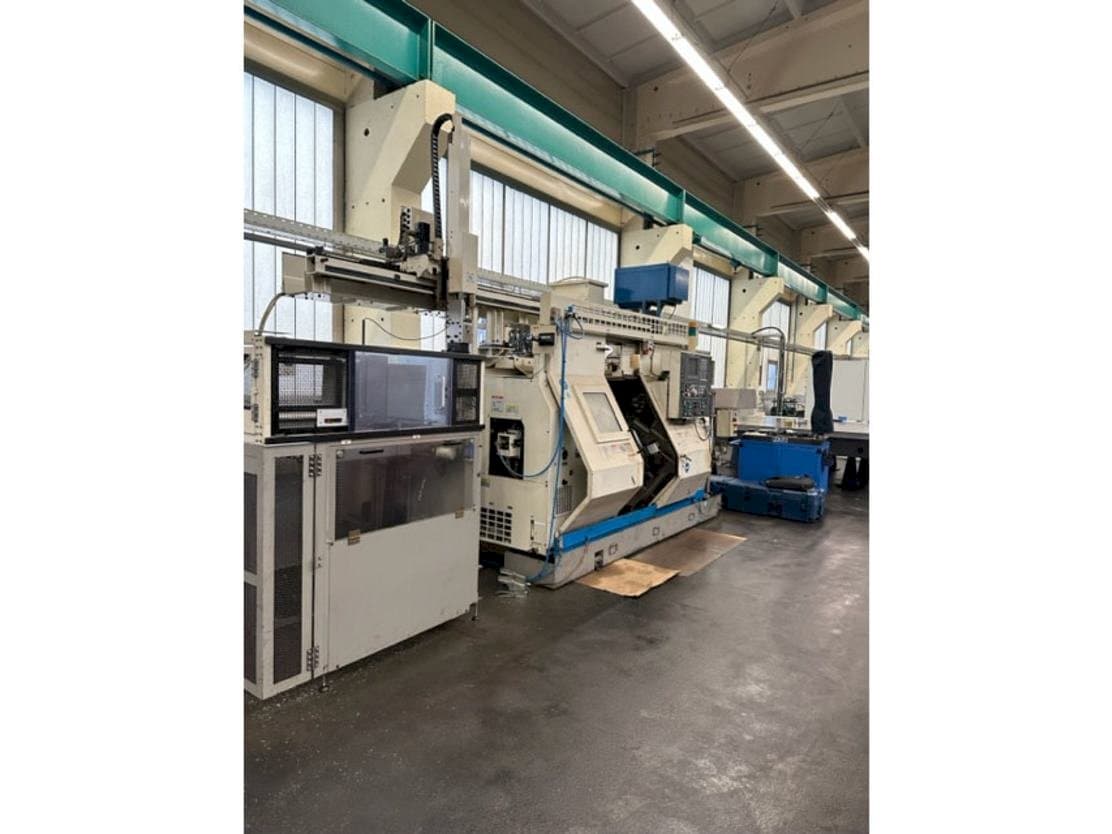 Vista frontal de la máquina Okuma LT10